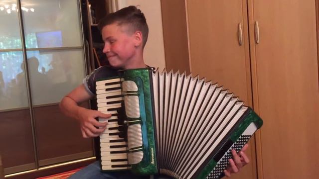 Баян)отжигает на аккордеоне!13 лет умница!большой молодец! смотреть онлайн