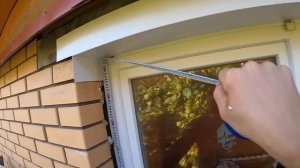 Наружная отделка окна металлическими откосами.