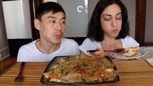 мукбанг фунчоза с курицей бургеры не асмр она не убирается! смотреть онлайн