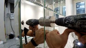 Как просверлить отверстие в зеркале без специального инструмента, я сверлил с коронкой для плитки