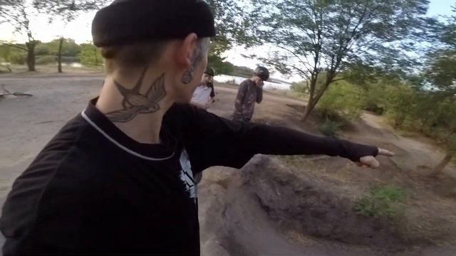 ПРИЕХАЛИ НА ДЁРТ/ЕГО ПЕРВАЯ 360 НА BMX/ПОКАЗАЛ ШКОЛЯРУ КАК НУЖНО/ТРЮКИ НА БМХ/ШКОЛЬНИК НА BMX смотреть онлайн