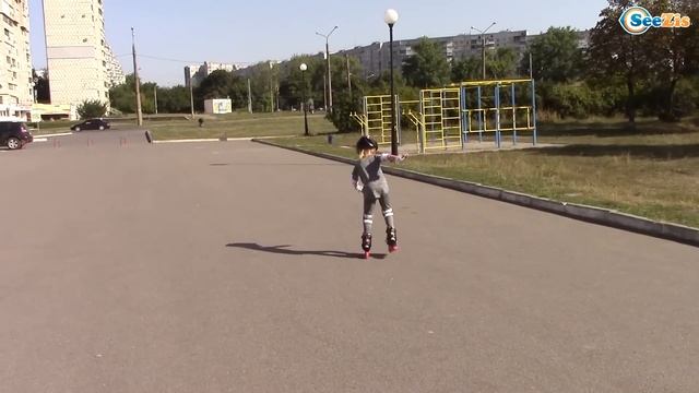 Катаемся на Роликах с Коляской и Куклой! Экстремальная Прогулка Видео для Детей смотреть онлайн