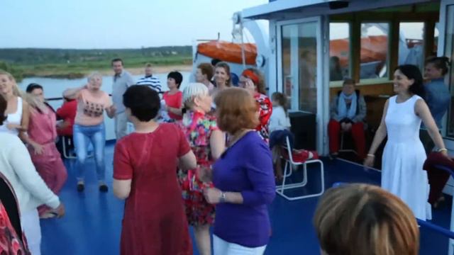 Танцующие туристы на палубе теплохода "Михаил Танич" смотреть онлайн