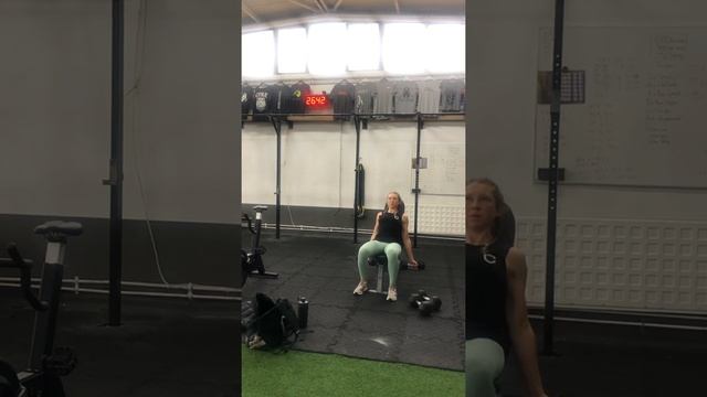 Letzter Satz , Versuch Supi Biceps Curl 15 Kg , Weiter Mit Wiederholt 12,5 Kg