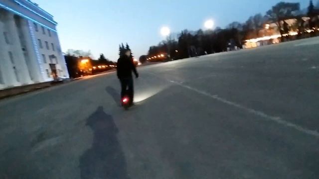 На моноколесе вечерком катаем Electric unicycle 20200505 смотреть онлайн