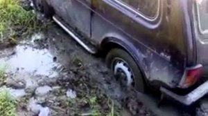 Нива застряла в грязи
