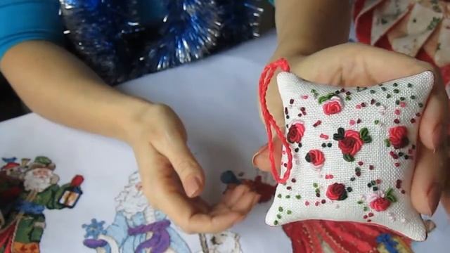 Скоро-скоро новый год: пряничный домик, Сплюх, игольница, официант и юбка под елку. смотреть онлайн