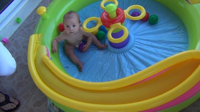Надувной бассейн с шариками. Ιnflatable pool with balls. смотреть онлайн