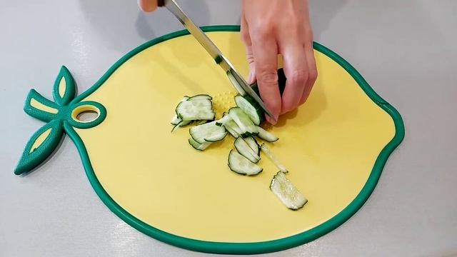 Свежий, вкусный салат с кальмарами. Готовится очень быстро! смотреть онлайн