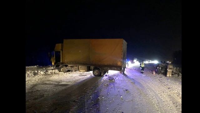 Автоледи с сыном разбились в ДТП с Большегрузом в Вологодской области смотреть онлайн