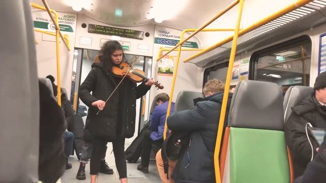 Две девушки играют на скрипках. Two girls playing violins. Москва/Moscow смотреть онлайн