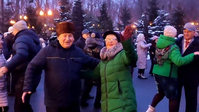 МНЕ ТАК РЯДОМ С ТОБОЙ, РЯДОМ С ТОБОЙ ХОРОШО!???/ТАНЦЫ В ПАРКЕ ГОРЬКОГО ХАРЬКОВ ЯНВАРЬ 2022 смотреть онлайн