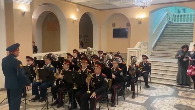 бал в гдк бийск духовой оркестр кадетской школы слева внук Ваня