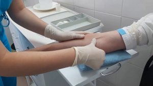 031. Учимся ставить капельницу. Студентка второго курса на практике.