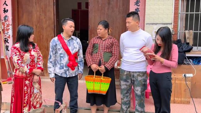 儿子当天娶媳妇老妈直接分家，最后让人大快人心 смотреть онлайн