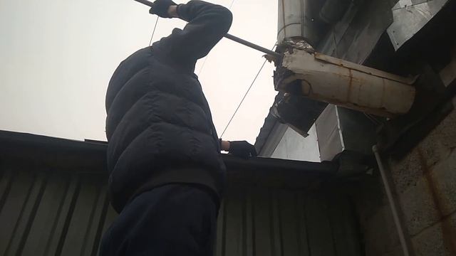 Чистка дымохода буржуйки печки Chimney cleaning смотреть онлайн