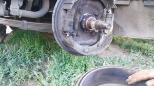 МАЗДА ТИТАН снимаем переднее колесо и барабан;  MAZDA TITANIUM remove the front wheel and drum;