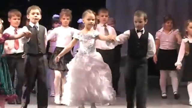 "ПА Де Грас"- танцуют первоклассники смотреть онлайн
