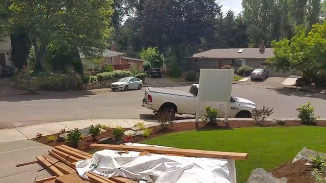 Бетонный подезд и крыльцо возле дома. Орегон, США.