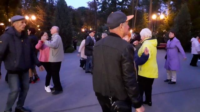 ПОТАНЦУЙ СО МНОЙ, ВЫБЕРИ МЕНЯ, Я СЕГОДНЯ ШАЛАЯ!???/ТАНЦЫ В ПАРКЕ ГОРЬКОГО ХАРЬКОВ 2021 смотреть онлайн