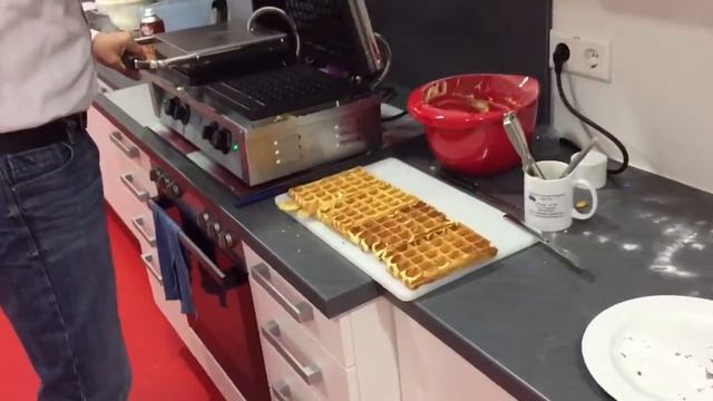 Waffeln backen mit dem Royal Catering - RCWM-4000-E (Langenfeld Berghausen In den Höfen) смотреть онлайн