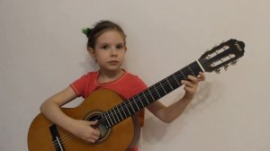 Ребенок играет на гитаре. Baby plays the guitar.