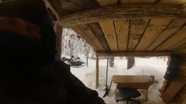 Один день в Тайге. Не званный гость пришел на Избу. Стелс Викинг 600. смотреть онлайн