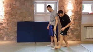 Как завалить человека. Повалить противника на землю.  "Ножницы"