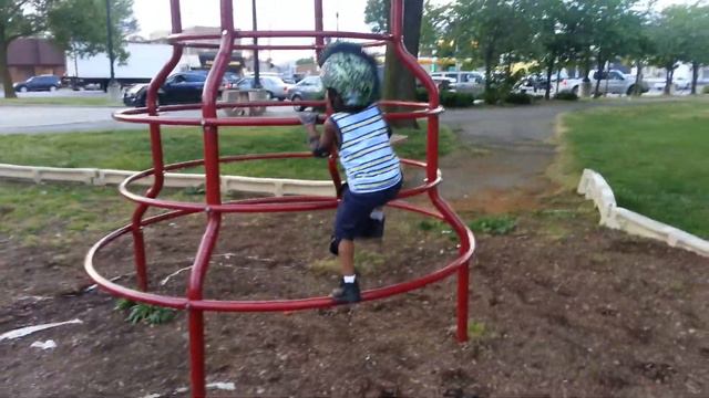 Lonnie at the John Dingell Park Riverwalk Playground смотреть онлайн