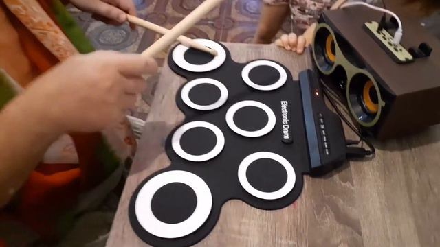 БАБУШКА ИГРАЕТ НА БАРАБАНАХ И ЖАРИТ РЫБУ. Привет, Бабуся! смотреть онлайн