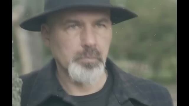 Рисуя ограду могилы жены, парень замечает дыру под крестом. Заглянув он закричал!