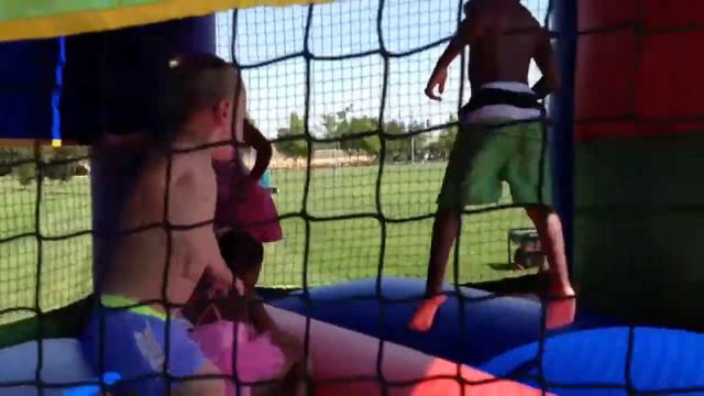 Jumping House at Kunsting Family Park смотреть онлайн