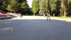 One foot на роликах. Учимся кататься вместе, на одной ноге на роликах.