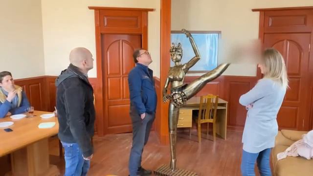 Обсуждение скульптуры «Неподражаемая Елизавета II» смотреть онлайн