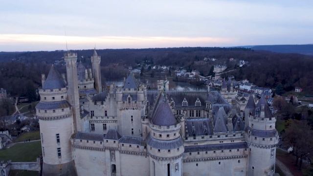Je survole le CHATEAU DE PIERREFONDS en DRONE смотреть онлайн