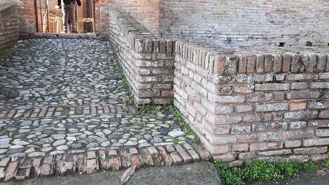 Каждый кирпич-килограмм 20 веса-неподьемный и все разной длины-сделать не могли!Все Выросло здесь! смотреть онлайн