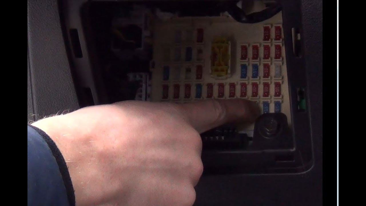 Замена предохранителя задних дворников автомобиля Hyndai - Solaris смотреть онлайн