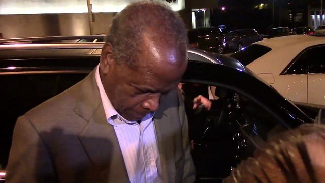Groundbreaking Actor Sidney Poitier Smiles For Photos смотреть онлайн