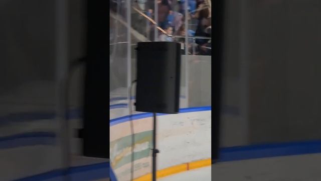 Александра Трусова раздает автографы после шоу Союз Чемпионов в Калуге 28.09.2023 смотреть онлайн