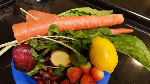 Philips Centrifugal Juicer Review HR1918/81 with FiberBoost technology / heart beet❤ juice смотреть онлайн