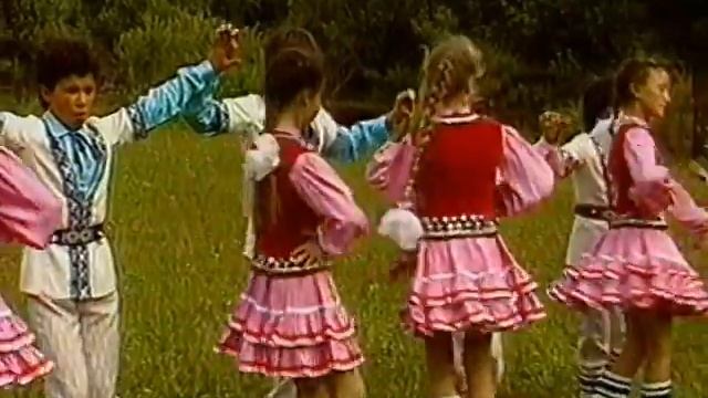 Шаяндар. Детский танцевальный ансамбль из Кигинского р-на Башкортостана. 1991г.