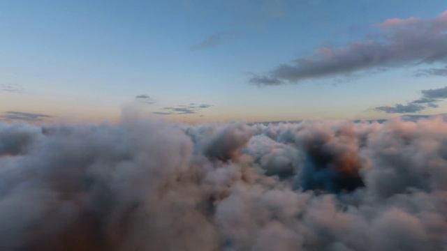 Полёт Над облаками На Закате. Бесплатный Видео Футаж. Бесконечный Бесшовный цикл Версия 04 смотреть онлайн