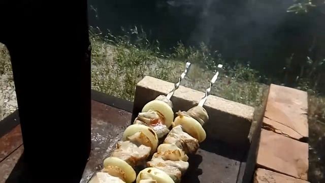 Самодельный мангал (кузнечный горн) в работе. Приготовление шашлыков смотреть онлайн