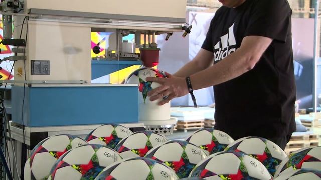 Нанесение названий команд на мяч Adidas Finale Berlin 2015 смотреть онлайн