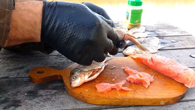 ЖАРЕНЫЕ КАРАСИКИ С СЕМГОЙ НА ДРОВЯНОЙ СКОВОРОДЕ СЮФ РЕЦЕПТЫ смотреть онлайн