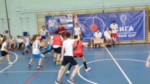 Дети играют в баскетбол. Первая игра нашей команды БА Первый шаг