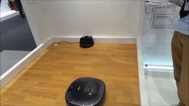IFA 2013: Vi leker med LGs nya robotdammsugare смотреть онлайн