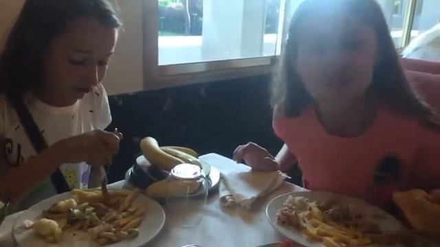 У голодных туристов в соседней тарелке вкусней смотреть онлайн