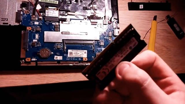 Как вытащить и вставить оперативную память из ноутбука? смотреть онлайн