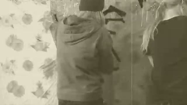 Соня и Броня клеят скотч-арт / Sonya & Bronya making of Tape-art смотреть онлайн